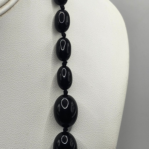 Trifari Vintage Black Oval Bead Knotted Necklace Gold Tone Spring Ring Clasp - Picture 5 of 8